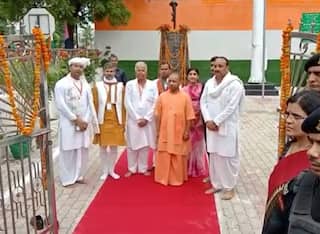 Raebareli: सीएम योगी के निकलने से पहले अचानक दौड़ने लगीं डीएम माला श्रीवास्तव, पुलिसकर्मियों के भी होश उड़े