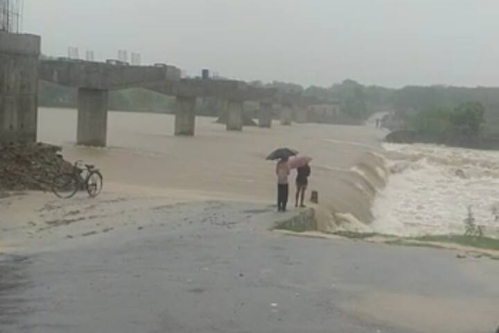 जिले में पिछले साल के मुकाबले 81 फीसद ज्यादा बारिश हुई है. कोटा बैराज से आज भी पानी चंबल नदी में छोड़ा गया. नदी किनारे बसे गांवों केशवरायपाटन, लाखेरी इलाके में खतरा टला नहीं है. सैकड़ों परिवार को ऊंची जगह पर शिफ्ट किया जा रहा है. भारी बारिश से कोटा-लालसोट मेगा हाइवे तीसरे दिन आज भी बंद रहा. नेशनल हाइवे-52 कोटा जयपुर तालाब गांव के पास भी पानी भर गया.