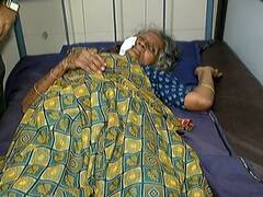 RAJKOT : શાપર -વેરાવળમાં આખલાએ અડફેટે લેતા 70 વર્ષીય વૃદ્ધા લોહીલુહાણ