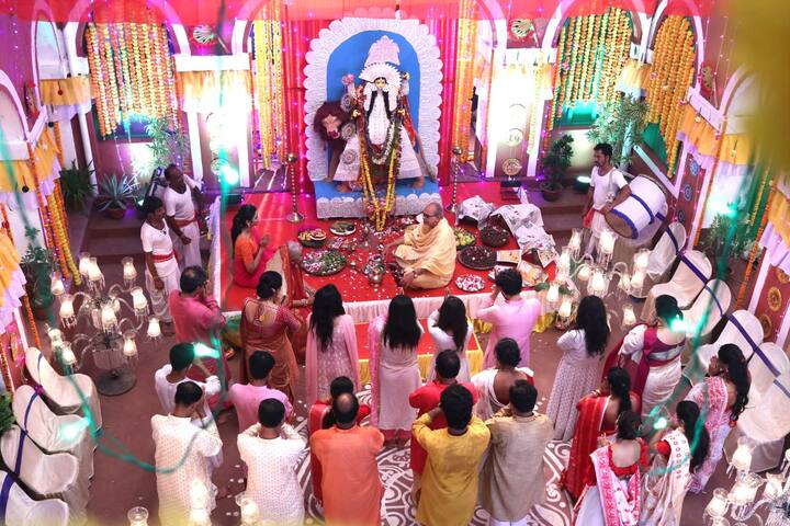 পরিস্থিতি এমনই হয়, যে পুলিশও এসেও কার্যত পরিস্থিতিকে সামাল দিতে হিমশিম খায়। সেখান থেকেই প্রকাশ পায় জগদ্ধাত্রীর অন্য রূপ । সাদমাটা জীবন যাপন করলেও জগদ্ধাত্রীর আসল পরিচয় একজন সরকারি উচ্চপদস্থ গোয়েন্দার।