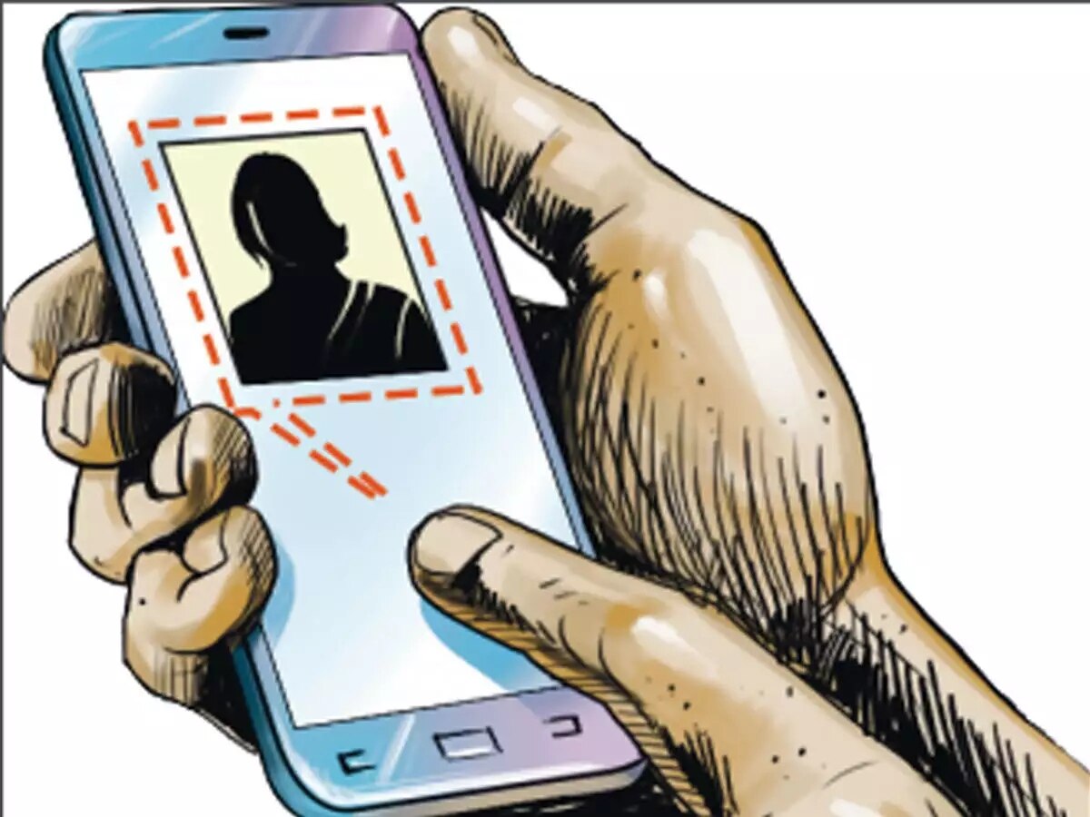 cyber crime: தன் காதலி என்று நினைத்து பிரைவேட் போட்டோவை பகிர்ந்த இளம்பெண்: காத்திருந்த அதிர்ச்சி!