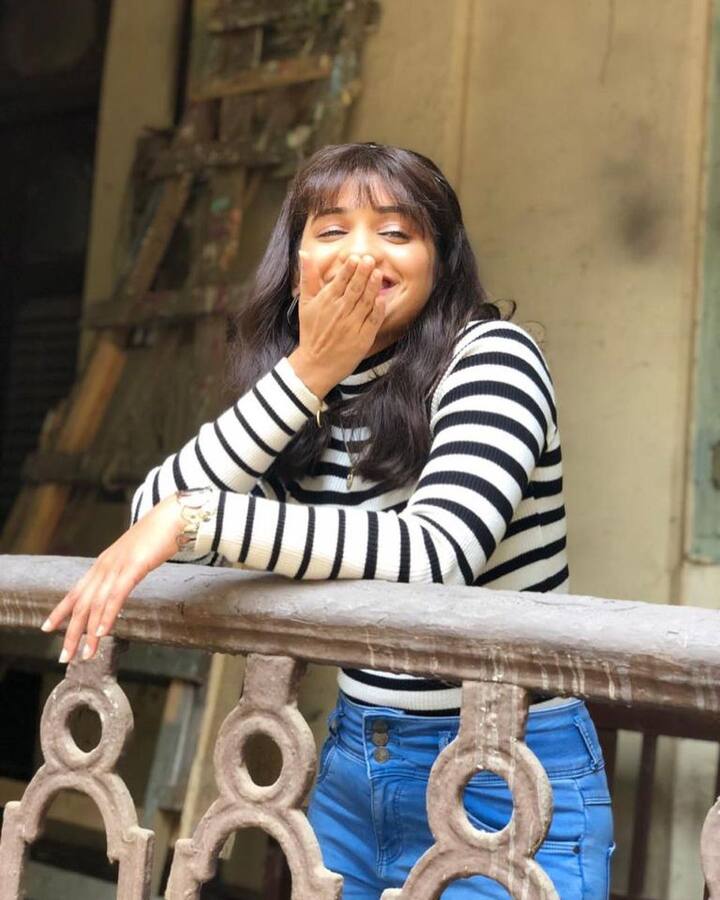 या चित्रपटासाठी हृता दुर्गुळे हिने प्रचंड मेहनत घेतली आहे. तिने पायाने लिहिण्यासाठी विशेष प्रशिक्षण घेतले. (Photo : @Hruta Durgulr/IG)