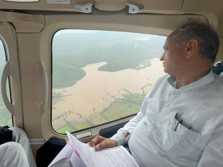 Bundi News: भारी बारिश से प्रभावित इलाकों का सीएम गहलोत ने किया हवाई सर्वेक्षण, हर संभव मदद के दिए निर्देश Rajasthan CM Ashok Gehlot did an aerial survey of areas that are affected by flood rains in Bundi ann Bundi News: भारी बारिश से प्रभावित इलाकों का सीएम गहलोत ने किया हवाई सर्वेक्षण, हर संभव मदद के दिए निर्देश