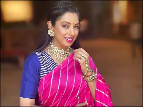 અભિનેત્રી રૂપાલી ગાંગુલી, જેણે અનુપમા જેવા સુપરહિટ ટીવી શોમાં મુખ્ય ભૂમિકા ભજવી હતી, અહેવાલ મુજબ, અભિનેત્રીની કુલ સંપત્તિ 21-25 કરોડ છે. અનુપમા એક એપિસોડ માટે લગભગ 60,000 રૂપિયા ચાર્જ કરે છે. આ તેની એક દિવસની કમાણી છે.