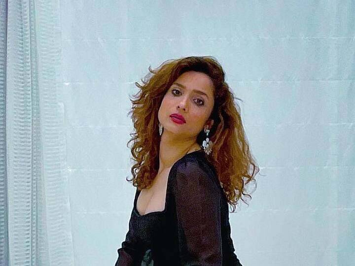 या फोटोशूटसाठी अंकिताने केस मोकळे सोडले आहेत. रेड लिपस्टिक तिचा लूक पूर्ण करत आहे.(फोटो सौजन्य:lokhandeankita/इंस्टाग्राम)