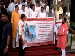 Maharashtra Assembly Session: शिंदे गटाकडून आदित्य ठाकरे लक्ष्य; व्यंगचित्राच्या बॅनरसह विधीमंडळाच्या पायऱ्यांवर घोषणाबाजी