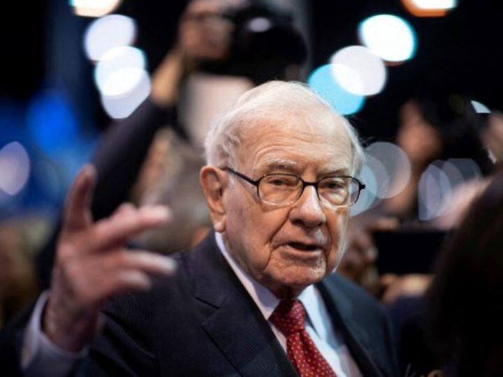 Billionaire Warren Buffett Auctions Signed Portrait Ahead Of 92nd Birthday Bids Surpass $30,000 Billionaire Warren Buffett Auctions Signed Portrait Ahead Of 92nd Birthday. Bids Surpass $30,000