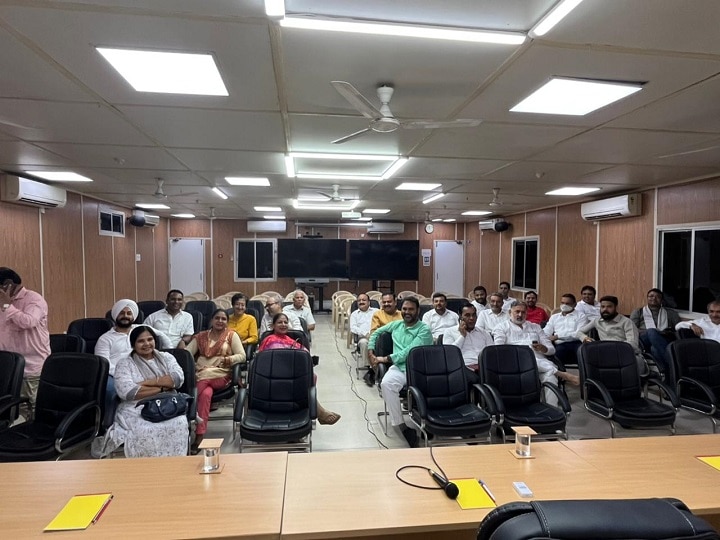 Aam Aadmi Party MLAs Will Meet Today At Chief Minister Arvind Kejriwal's  Residence ANN | AAP MLA Meeting Live: थोड़ी देर में सीएम केजरीवाल के आवास पर  AAP विधायकों की बैठक, अबतक
