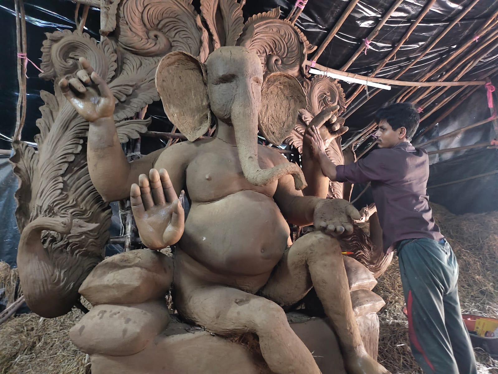 Clay Ganesh: విశాఖలో మట్టి గణపతికి పెరుగుతున్న క్రేజ్, విగ్రహాల తయారీని పెంచిన కళాకారులు