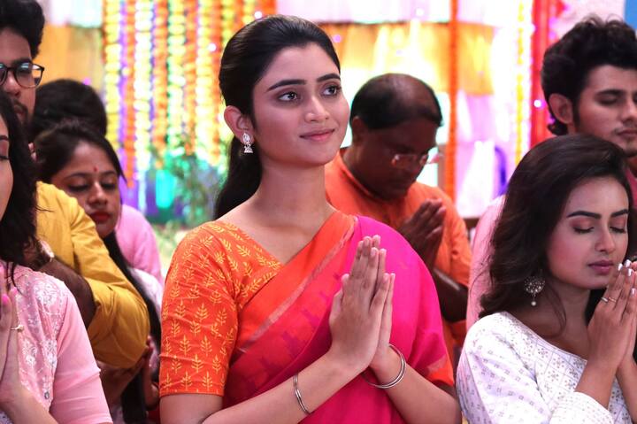 এরপর গল্পের মোড় ঘোরানো অধ্যায় । এমন করে যেতে যেতেই আচমকা ঘটে যায় একটা ঘটনা। একদিন এনজিওর মেয়েদের নিয়ে মেলায় ঘুরতে যায় জগদ্ধাত্রী । কিন্তু সেখান থেকে ফেরার সময় গুণ্ডাদের খপ্পরে পড়ে জগদ্ধাত্রীরা ।