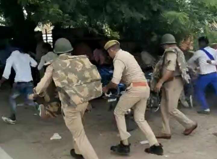 Badaun News: दलित शिक्षिका से छेड़छाड़ का मामला, समर्थन में उतरे भीम आर्मी के कार्यकर्ताओं पर लाठी चार्ज