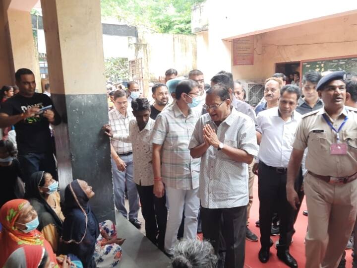 कोटा संभाग में बाढ़ से हजारों लोग और किसान प्रभावित हुए हैं. ऐसे में पूर्व मुख्यमंत्री वसुंधरा राजे ने बुधवार को व्यवस्थाओं का जायजा लिया. अब सीएम अशोक गहलोत हाड़ौती क्षेत्र का हवाई सर्वेक्षण करेंगे और आम जनता और बाढ़ पीड़ितों से मुलाकात करेंगे. इस दौरे में उनके साथ राज्य के यूडीएच मंत्री शांति धारीवाल और कोटा के प्रभारी परसादी लाल मीणा भी होंगे. मीना बुधवार की देर रात कोटा पहुंचे हैं.