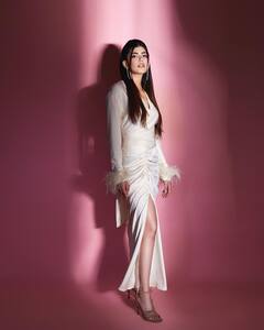 Sanjana sanghi : વ્હાઇટ અને બ્લ્યુ ડ્રેસમાં સંજના સાંઘીનો મોહક અંદાજ, જુઓ Photos