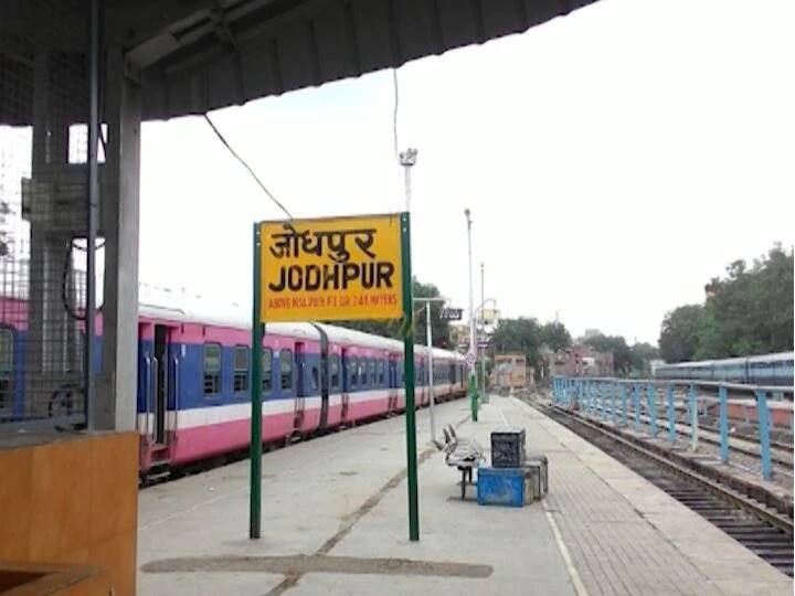 राजस्थान जाने का मार्ग राजस्थान जाने के लिए आप रेल और हवाई यात्रा का ऑप्शन रख सकते हैं. हवाई यात्रा के लिए यहां उदयपुर हवाई अड्डा, जोधपुर, जैसेलमैर, और कोटा हवाई अड्डा है. रेल यात्रा भी आप कर सकते हैं. रेल यात्रा आप राजस्थान के हर शहर जाने के लिए कर सकते हैं. राजस्थान में घूमने के लिए आप टैक्सी का उपयोग कर सकते हैं जो आपको पूरा राजस्थान घूमा देगी.