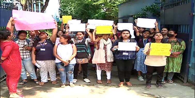 Complaints of objecting to the dress of female students, protest in Dumdum college Dress Controversy: ছাত্রীদের পোশাক নিয়ে আপত্তি তোলার অভিযোগ, দমদমের কলেজে বিক্ষোভ