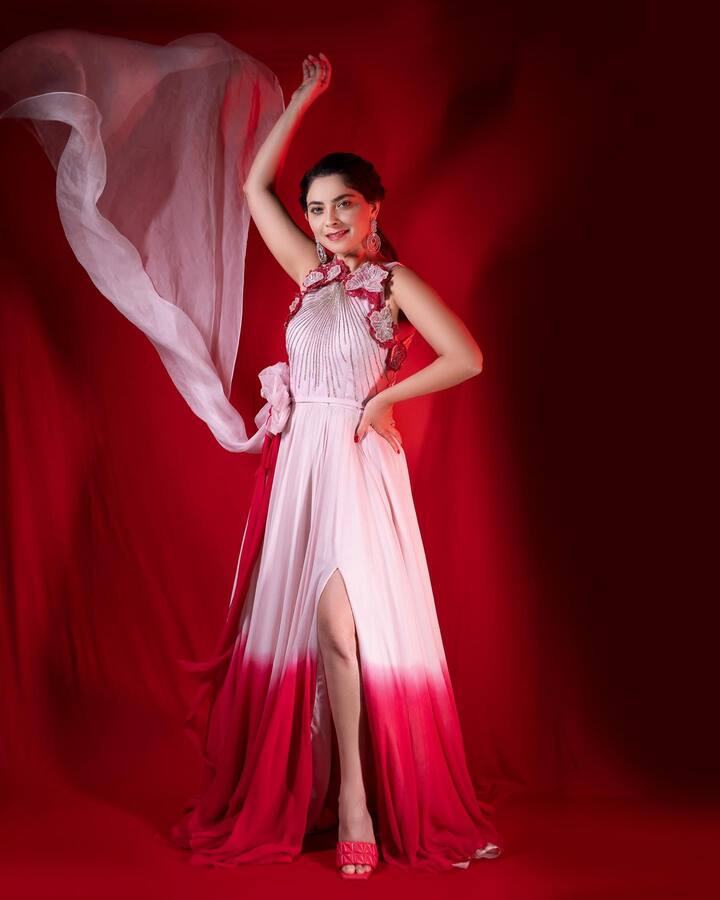 Sonalee Kulkarni : अभिनेत्री सोनाली कुलकर्णी आपले क्लासी आणि हटके फोटो ती नेहमीच चाहत्यांसोबत शेअर करत असते.