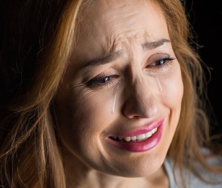 ਤੁਹਾਨੂੰ ਦੱਸ ਦੇਈਏ ਕਿ ਅੱਖਾਂ ਵਿੱਚ ਹੰਝੂਆਂ ਦੇ ਪਿੱਛੇ ਸਾਰਾ ਵਿਗਿਆਨ ਸਰੀਰ ਦਾ ਕੰਮ ਕਰਦਾ ਹੈ। ਕਿਸੇ ਵਿਅਕਤੀ ਦੀਆਂ ਅੱਖਾਂ ਵਿਚ ਹੰਝੂ ਆਉਣ ਦਾ ਕਾਰਨ ਸਿਰਫ਼ ਦੁੱਖ, ਮੁਸੀਬਤ ਜਾਂ ਅਤਿ ਖੁਸ਼ੀ ਦੇ ਮੌਕੇ ਹੀ ਨਹੀਂ ਆਉਂਦੇ, ਸਗੋਂ ਚਿਹਰੇ 'ਤੇ ਕਿਸੇ ਖਾਸ ਗੰਧ ਜਾਂ ਤੇਜ਼ ਹਵਾ ਕਾਰਨ ਵੀ ਆਉਂਦੇ ਹਨ।