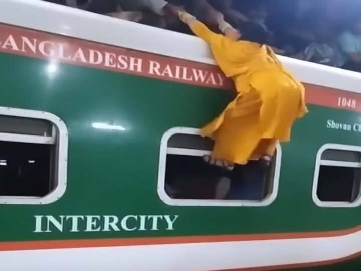 woman climbing on the roof of the train jumped see policeman baton people commented viral video Viral Video: ट्रेन की छत पर चढ़ रही थी महिला, पुलिस वाले का डंडा देखते ही कूदी