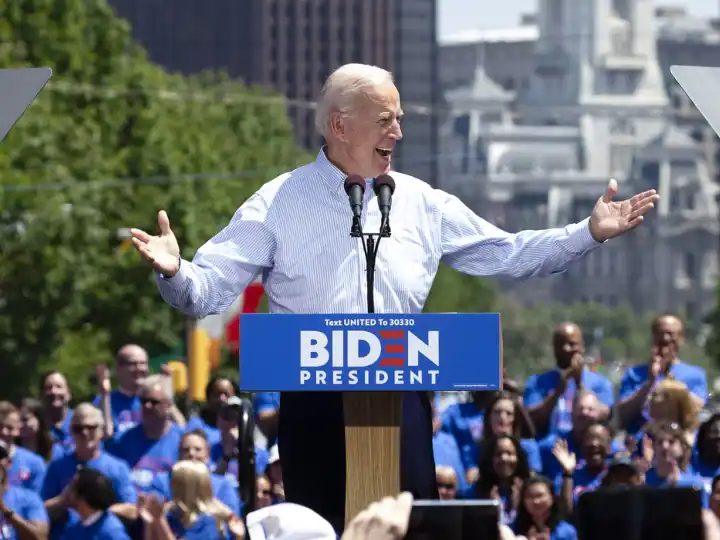 US President joe Biden big announcement will waive student loans marathi news US Student Loan: अमेरिकेचे राष्ट्राध्यक्ष बायडेन यांची मोठी घोषणा, विद्यार्थ्यांचे कर्ज माफ करणार