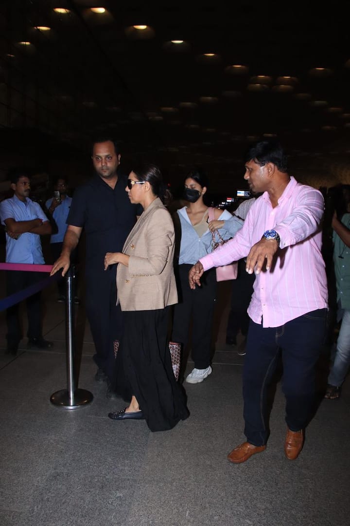 शाहरुख खान की बेटी सुहाना खान और उनकी मां गौरी खान को बुधवार रात मुंबई इंटरनेशनल एयरपोर्ट पर स्पॉट किया गया.