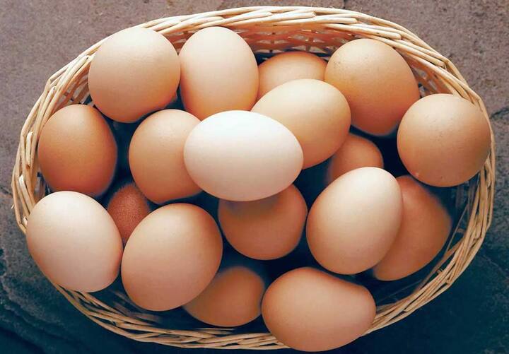 China company punish employees to eat raw eggs if target is not completed China News: 'टारगेट पूरा नहीं हुआ तो खाने पड़ेंगे कच्चे अंडे', चीन की कंपनी देती है कर्मचारियों को अजीब-गरीब सजा