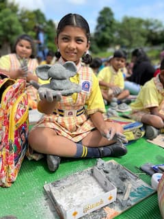 Photo: चिमुकल्या हातांनी साकारले मातीचे गणपती बाप्पा