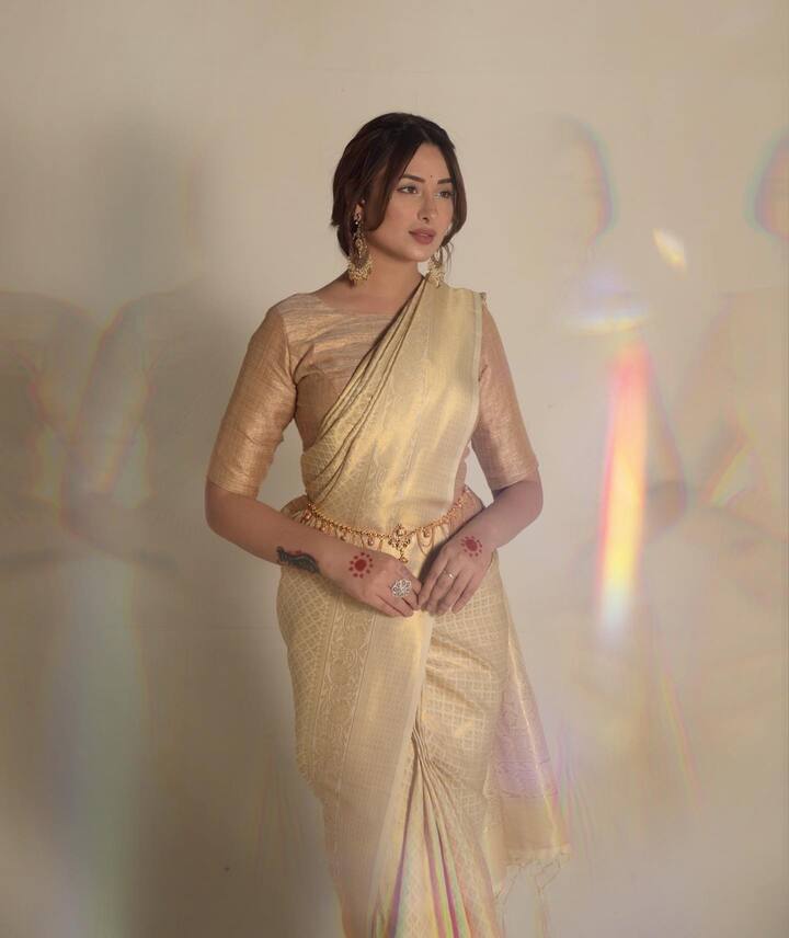 माहिरा शर्मा ने इंस्टाग्राम अकाउंट पर अपनी लेटेस्ट तस्वीरें शेयर की हैं, जिसमें उनकी खूबसूरती देखते ही बन रही है.