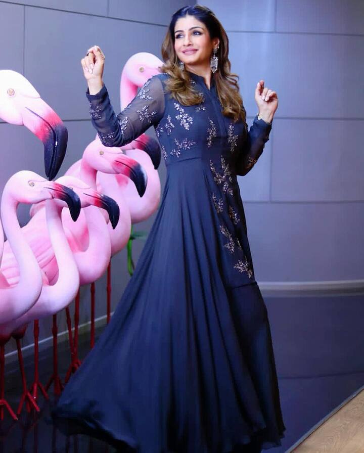 90 च्या दशकातील सुंदर आणि लोकप्रिय अभिनेत्री रवीना टंडन सध्या तिच्या लूकमुळे चर्चेत आहे.(फोटो सौजन्य:officialraveenatandon/इन्टाग्राम)