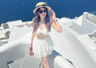 Photos: ઋત્વિકની એક્ટ્રેસે વ્હાઇટ શૉર્ટ ડ્રેસમાં મચાવ્યો તહેલકો, સાઉથ ઇન્ડસ્ટ્રીમાં બની ગઇ છે મોટી સ્ટાર