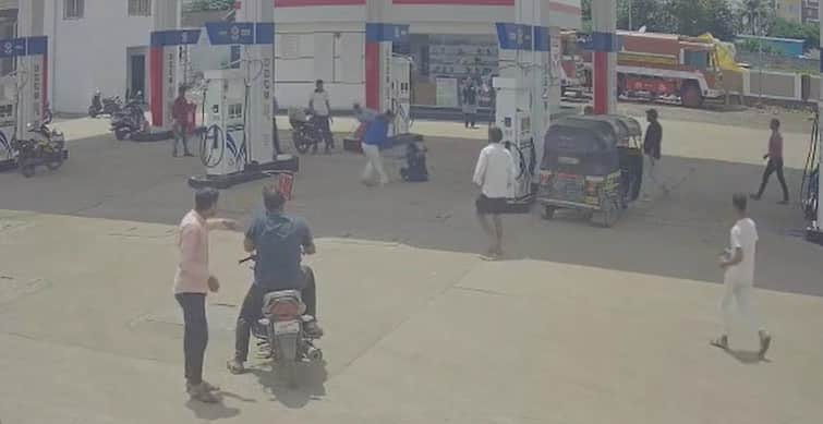 Maharashtra News Nashik Crime Petrol pump employee woman attacked with weapon in Pathrdi Area Nashik Crime : 'ती दयेची भीक मागत होती, तो सपासप वार करीत होता' नाशिकमध्ये गुन्हेगारीचा कळस