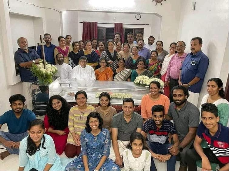 The Kerala minister supported the family who took a photo with the dead mother smiling and says no negative comments கேரளா: இறந்த அம்மச்சியுடன் சிரித்துகொண்டே புகைப்படம்.. சப்போர்ட் செய்த அமைச்சர்..
