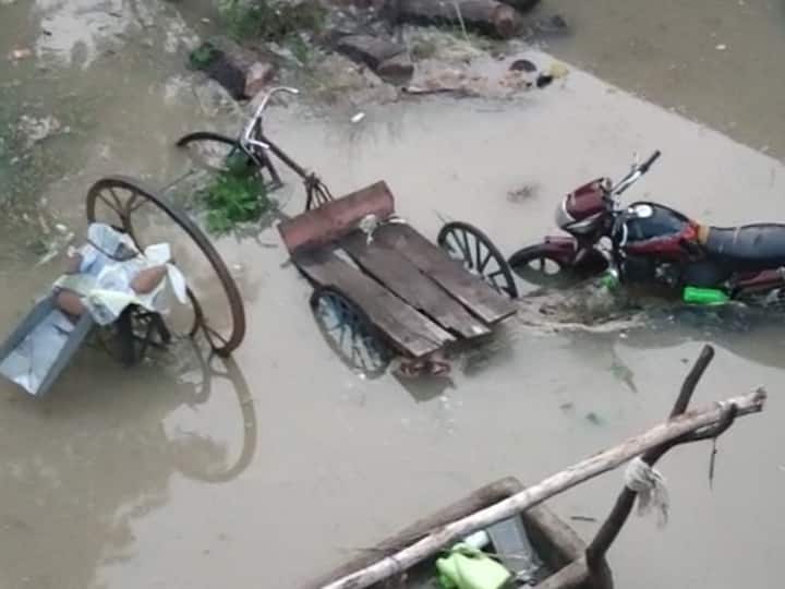 Hamirpur News Severe floods in Yamuna and Betwa rivers took a formidable form administration swelled ANN Hamirpur: यमुना और बेतवा नदियों में भीषण बाढ़ ने लिया विकराल रूप, प्रशासन के हाथ-पांव फूले, कई मकान जलमग्न