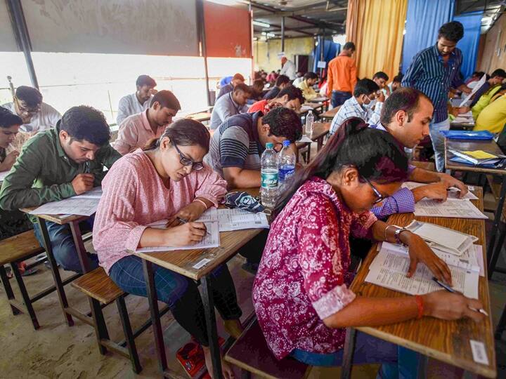 Gujarat: Railway Job Aspirant Peels Off Thumb Skin, Pastes On Friend's Hand In Bid To Pass Exam Gujarat: Railway Job Aspirant Peels Off Thumb Skin, Pastes On Friend's Hand In Bid To Pass Exam