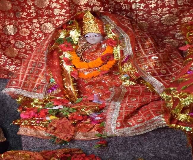 तारकुल्हा देवी मंदिर, उत्तर प्रदेश - गोरखपुर में मौजूद तारकुल्हा देवी मंदिर में हर साल खिचड़ी मेले का आयोजन किया जाता है. चैत्र नवरात्र में इस मंदिर में पूरे देश से श्रद्धालुओं की भीड़ उमड़ती है. एक खास वक्त में इस मंदिर में भक्त बकरे की बलि देते हैं और इसका प्रसाद बांटा जाता है.