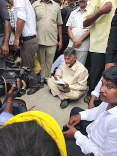In Pics: రోడ్డుపై కూర్చొని చంద్రబాబు నిరసన - కుప్పంలో రచ్చరచ్చ, అన్నా క్యాంటిన్ ధ్వంసం