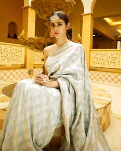 PHOTO : ‘बेबी डॉल मे सोने दी...’, मौनी रॉयच्या लूकवर खिळल्या साऱ्यांच्या नजरा!