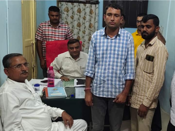 Jaisalmer News District Education officer arrested for taking bribe 5 days before retirement ann Jaisalmer News: रिटायरमेंट से 5 दिन पहले शिक्षा अधिकारी रिश्वत लेते गिरफ्तार, 15 अगस्त को मंत्री ने किया था सम्मानित