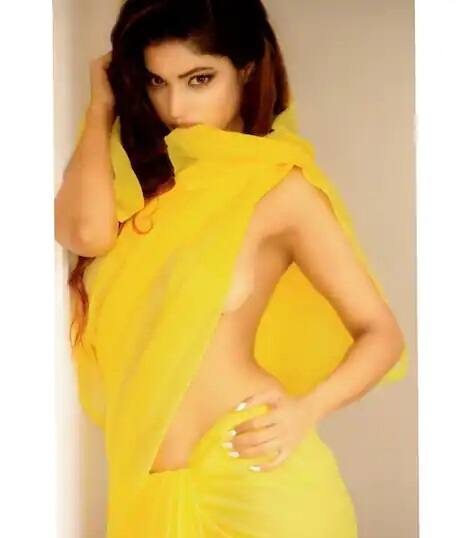 લોકેશ ઇન્સ્ટાગ્રામ પર સેમી ન્યૂડ અને બોલ્ડ તસવીરો પણ અપલોડ કરે છે, તેની આવી બોલ્ડ અંદાજની તસવીરો હંમેશા ચર્ચામાં રહે છે