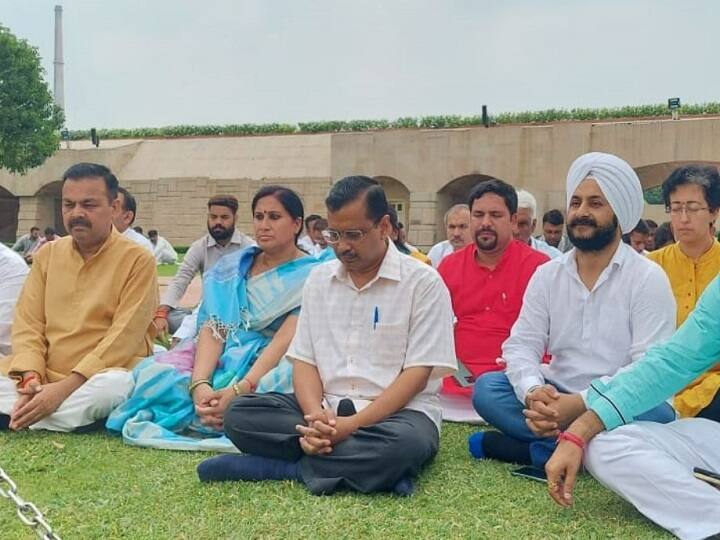 Aam Aadmi Party MLAs will meet today at Chief Minister Arvind Kejriwal's residence ANN AAP विधायकों के साथ राजघाट पहुंचे सीएम केजरीवाल, सुबह पार्टी ने कही थी MLA गायब होने की बात
