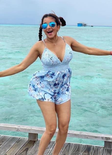 मोनालिसाचा अभिनय आणि सौंदर्याचे लाखों चाहते आहेत