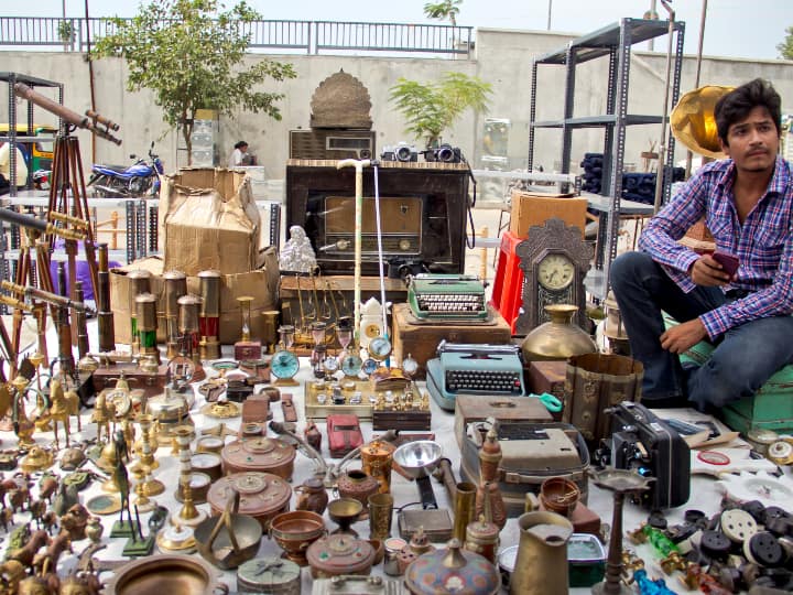 यहां हर रविवार मानो जैसे मेला लगता हो, यहां खरीदारों की काफी भीड़ जमा होती है. लोग थैला भर-भरकर सामान खरीदते हैं. यहां जरूरत की सभी चीजें उपलब्ध होती है. यहां के सामानों की कीमत जानकर आप चौंक जाएंगे. यहां सामान इतने सस्ते मिलते हैं कि आप मॉल जाने का रास्ता ही भूल जाएंगे. 