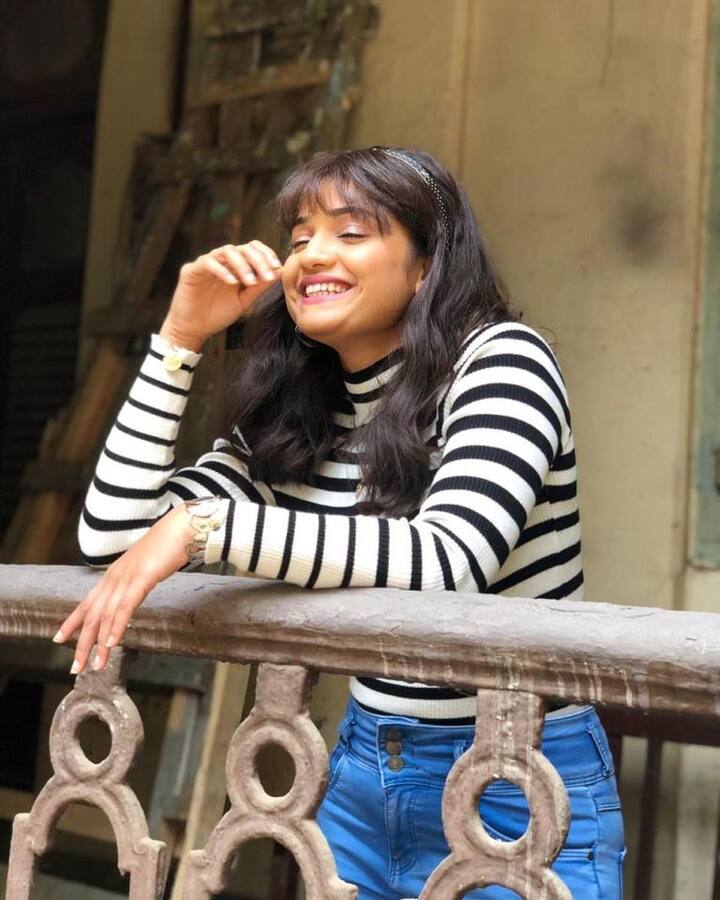 नुकतेच अभिनेत्री हृता दुर्गुळे हिने सोशल मीडिया अकाऊंटवर या चित्रपटातील तिचे काही फोटो शेअर केले आहेत.