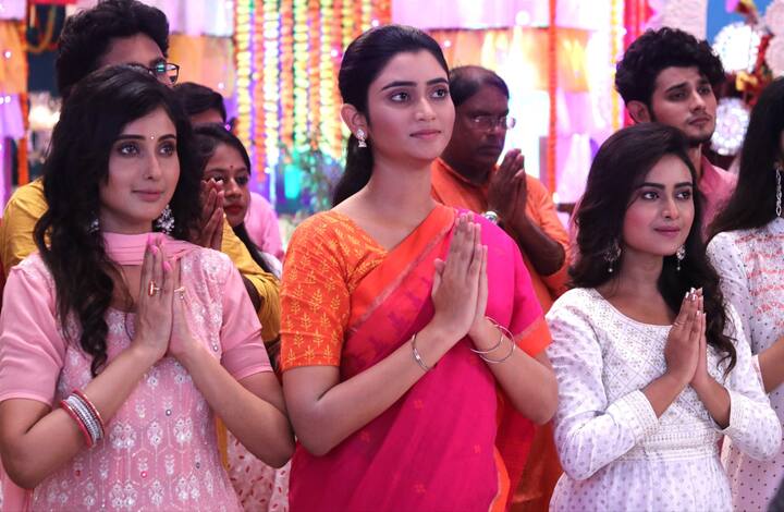 সংসারের যাবতীয় কাজ করা সত্ত্বেও তার সঙ্গে খারাপ ব্যবহার করে তার সৎ মা। একমাত্র ঠাকুমা ছাড়া কেউই তাকে পছন্দ করে না। এই ঠাকুমাই আগলে রাখে জগদ্ধাত্রীকে । সংসারের সব কাজ সামলে একটি মুক ও বধির মেয়েদের এনজিওতে কাজ করে জগদ্ধাত্রী ।