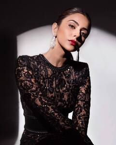 Rakul Preet Singh Pics: ब्लैक कलर के जालीदार कपड़ों में रकुल प्रीत सिंह ने दिए बेहद ग्लैमरस पोज़, अदाएं देख उड़ सकते हैं फैन्स के होश !
