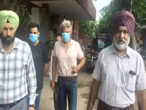 Vigilance Bureau raid in 7 districts for fitness certificate of old vehicles, three arrested in Jalandhar ਪੁਰਾਣੀਆਂ ਗੱਡੀਆਂ ਦੇ ਫਿਟਨੈਸ ਸਰਟੀਫਿਕੇਟ ਨੂੰ ਲੈ ਕੇ ਵਿਜੀਲੈਂਸ ਬਿਊਰੋ ਵੱਲੋਂ 7 ਜ਼ਿਲ੍ਹਿਆਂ ਵਿੱਚ ਰੇਡ , ਜਲੰਧਰ 'ਚ ਤਿੰਨ ਕਾਬੂ