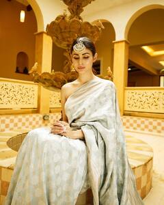 Mouni Roy Pics: साड़ी में दिखा मौनी रॉय का खूबसूरत जलवा, फोटो ने गिराईं फैंस के दिलों पर बिजलियां