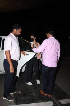 Suhana Khan Pics: मम्मी Gauri Khan के साथ छुट्टियों पर रवाना हुईं सुहाना खान, एयरपोर्ट पर दिखा स्टाइलिश अवतार