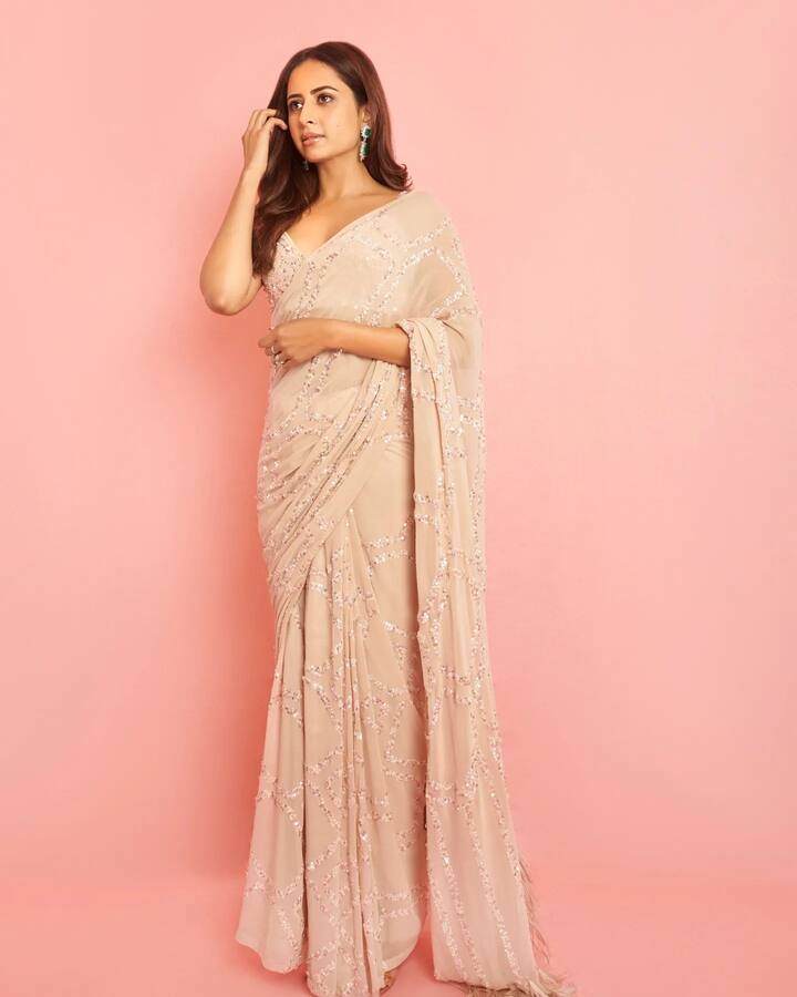 साडीसह हलका मेकअप आणि वेव्ह हेअरस्टाईलमध्ये ती खूपच आकर्षक दिसत आहे.(फोटो सौजन्य:sargunmehta/इन्टाग्राम)