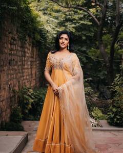 Eesha Rebba: ట్రెడిషనల్ ఎటైర్ లో ఈషారెబ్బ - ఫొటోస్ వైరల్ 
