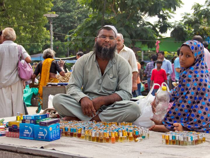 रविवारी मार्केट या संडे मार्केट का इतिहास: बाजार की शुरुआत 15वीं शताब्दी में जनता के लिए दैनिक उपयोग की चीजें खरीदने के लिए एक साप्ताहिक रूप में की गई थी. यह सुल्तान अहमद शाह की पहल थी और शुक्रवार को शहर के पुराने हिस्से में तीन दरवाजा और भादरा तार के बीच संचालित होती थी. 1941 के दंगों के दौरान बाजार को बंद कर दिया गया था. इसे फिर से सिद्धि सैयद मस्जिद के पास खोल दिया गया, फिर पुरानी दीवानी अदालत, और अंततः 1954 में साबरमती रिवरफ्रंट में स्थानांतरित कर दी गई.